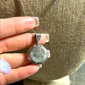 Sterling Silver Floral Octagon Shaped Locket Pendant Necklace vintage clasp